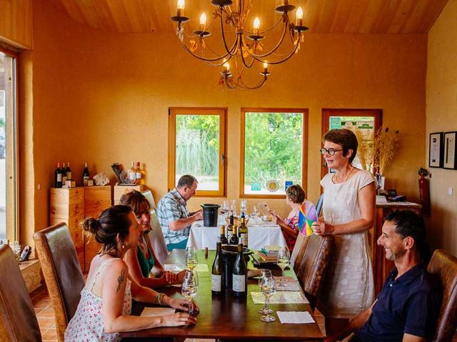 Dégustation de vin au Château Feely à Saussignac en Dordogne Périgord