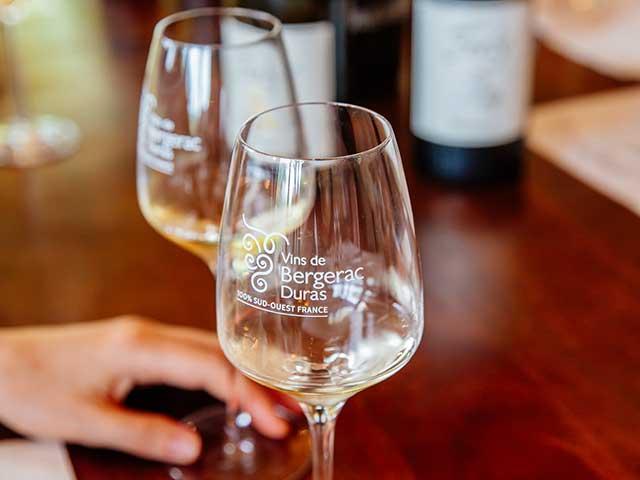 Dégustation de vin au Château Feely à Saussignac en Dordogne Périgord