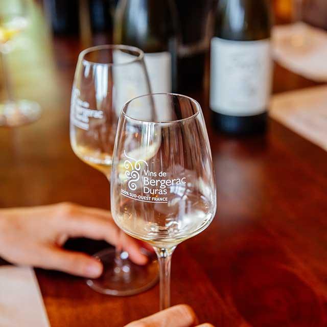 Dégustation de vin au Château Feely à Saussignac en Dordogne Périgord