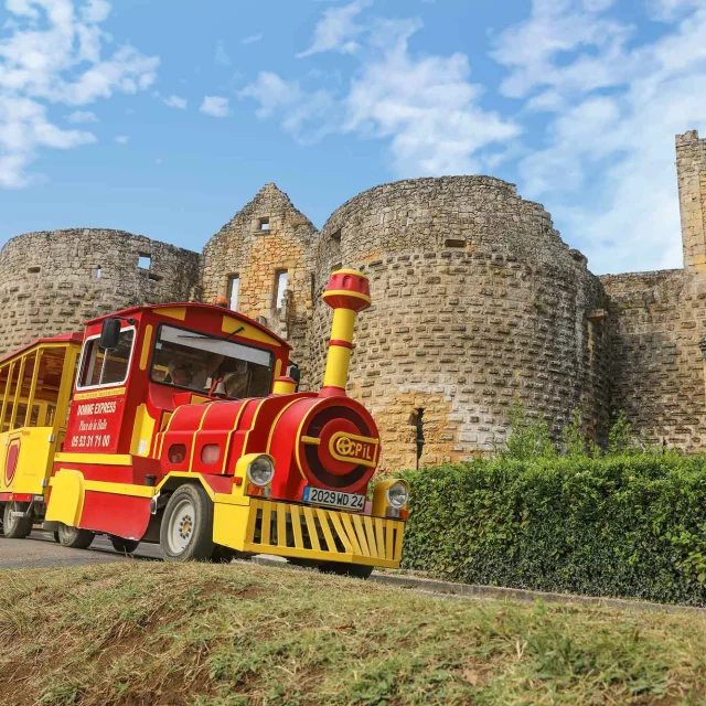 Petit train touristique à Domme