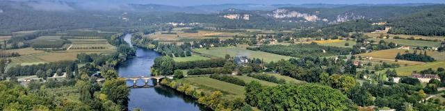 Vue sur la vallée de la Dordogne depuis Domme