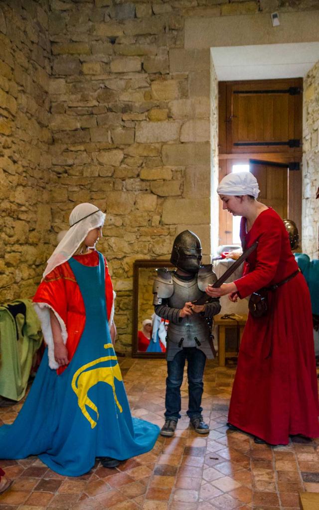 Chateau de Castelnaud, essayage d'armure