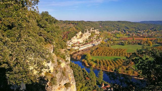 Vue sur La Roque Gageac depuis les jardins de Marqueyssac