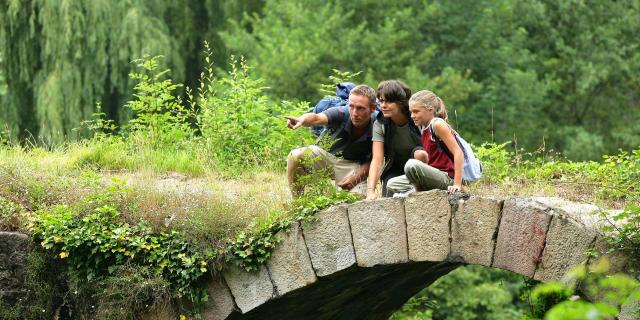 famille de randonneurs sur un pont