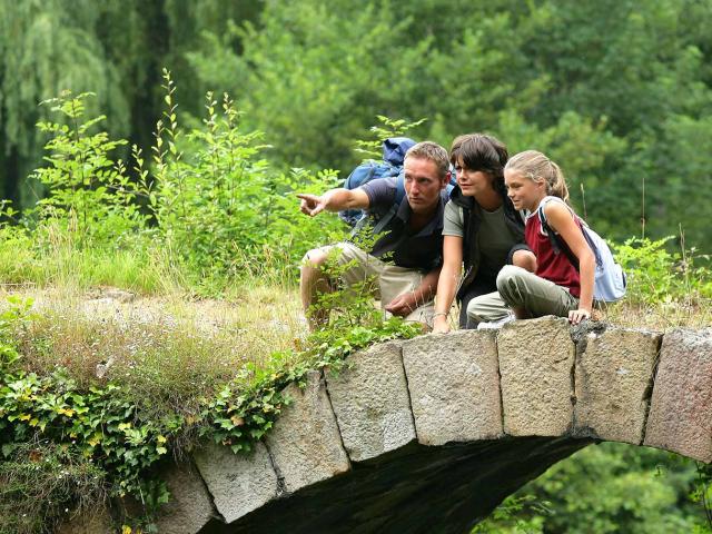 famille de randonneurs sur un pont