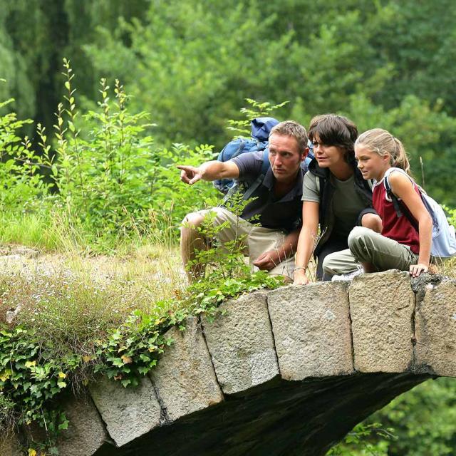 famille de randonneurs sur un pont