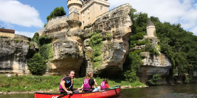 Canoë sur la Vézère sous les jardins et château de Losse