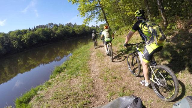 Vélo en famille à l'étang de la Barde