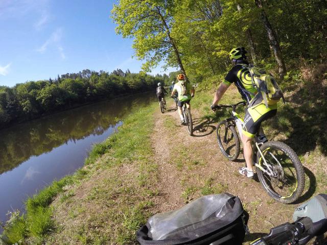 Vélo en famille à l'étang de la Barde