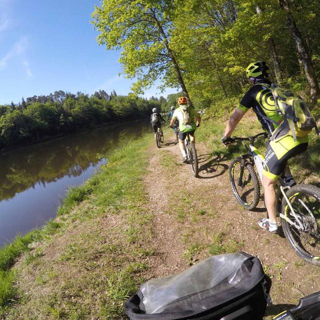 Vélo en famille à l'étang de la Barde