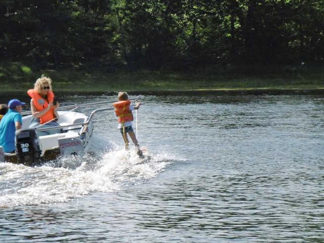 Babyski nautique à Saint-Saud Lacoussière