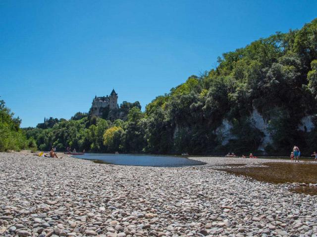 Plage et Château de Montfort