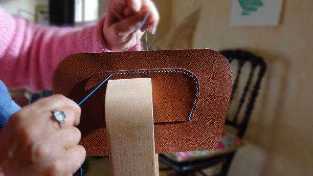 Atelier des Arènes à Trélissac - Couture main au point sellier