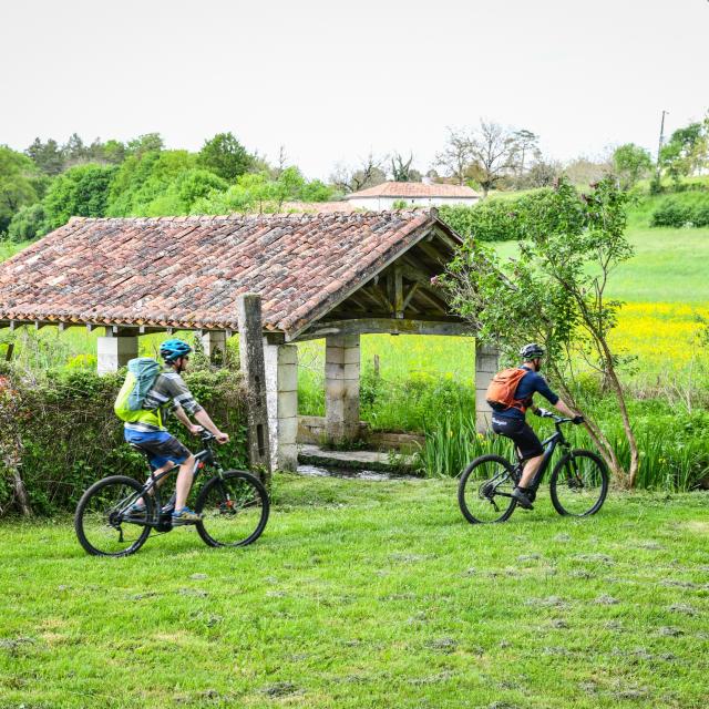 Cyclotouristes dans le Riberacois