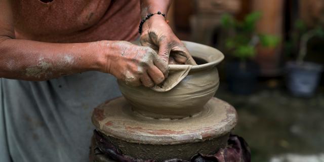 Femme Faisant Un Pot En Argile