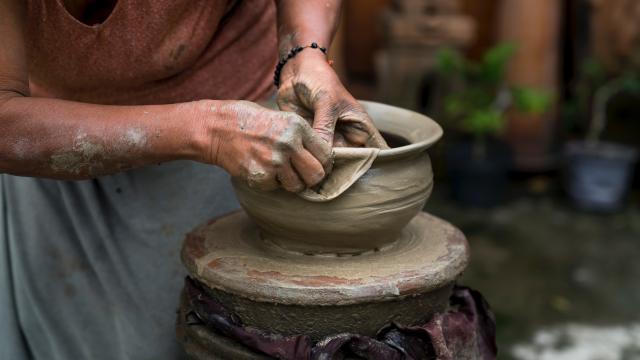 Femme Faisant Un Pot En Argile