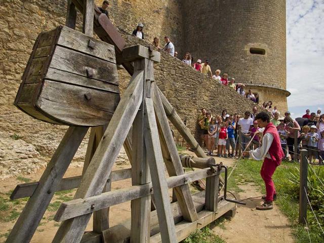 Tir au trébuchet au Château de Castelnaud