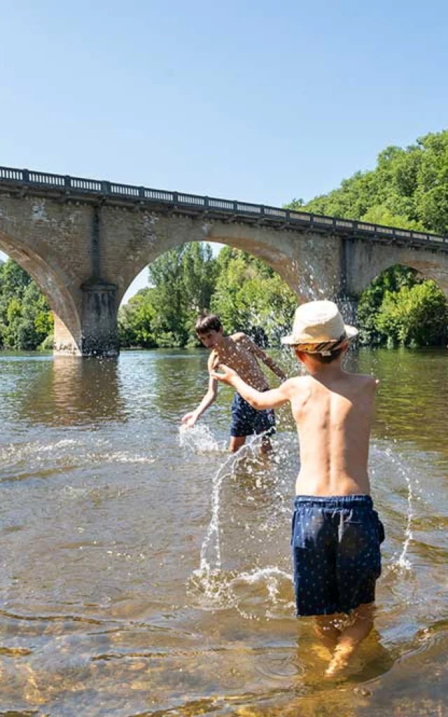 Baignade dans la rivière Dordogne en Pays des Bastides