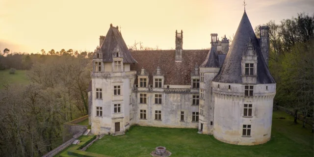 Chateau De Puyguilhem Exterieur1