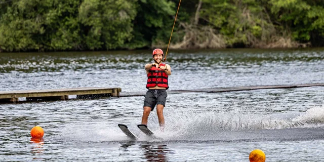 Téléski nautique à la Base de Loisirs de Rouffiac