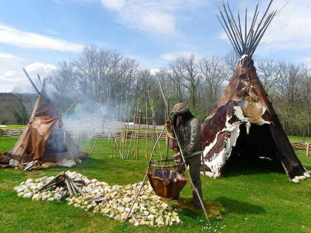 Reconstitution d'un campement préhistorique à la Grotte de Villars