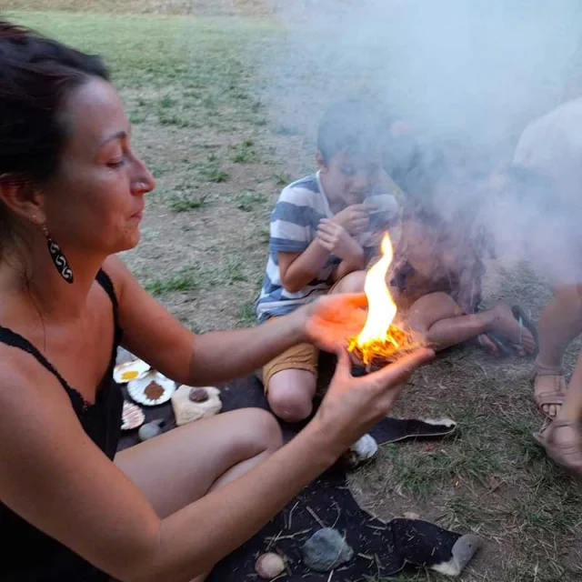 Techniques anciennes d'allumage de feu par Mathilde Izzard (animatrice Préhistoire)