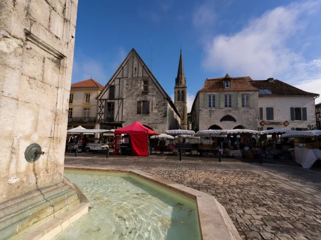 Place du marche_d_eymet_© Coflocs