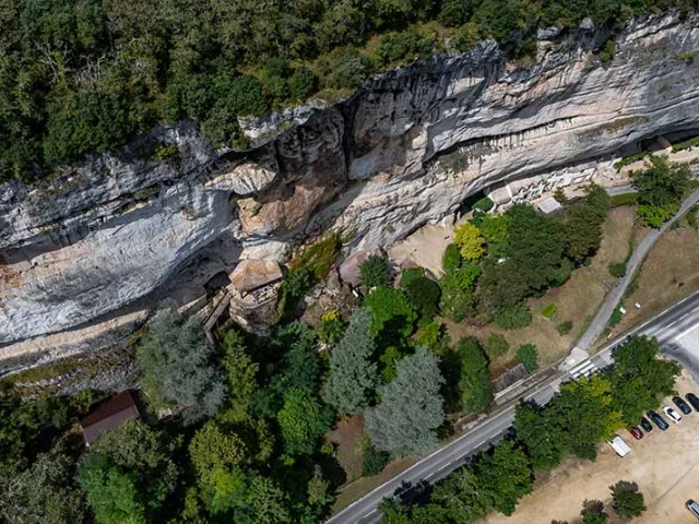 Grotte du Grand Roc et Abris de Laugerie Basse aux Eyzies