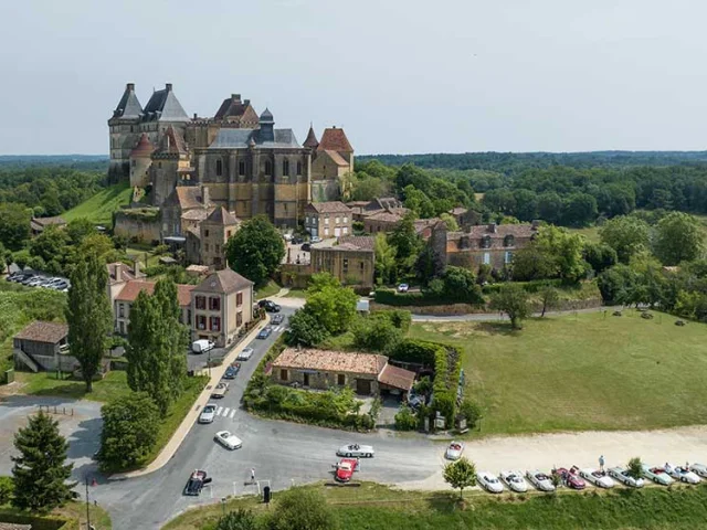 Rallye touristique en Dordogne - Mercedes 300SL - Château de Biron