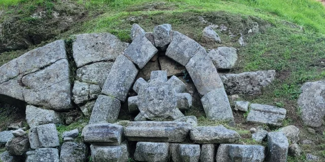 Clef de voûte avec écusson aux armes de la maison de Pompadour, 3 tours d’argent maçonnées de sable sur fond d’Azur