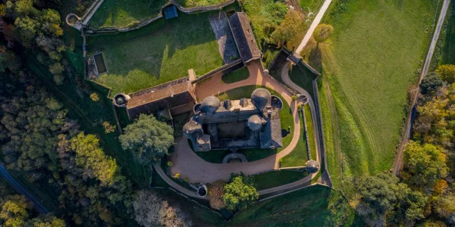 France, Dordogne (24), Périgord Noir, Sainte-Mondane, château de Fénelon, (vue aérienne)//France, Dordogne, Black Perigord, Sainte-Mondane, Castle of Fénelon, (aerial view)