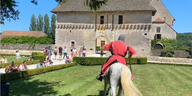 Chatelet Et Chevalier De Dos Visiteurs Copie Chateau