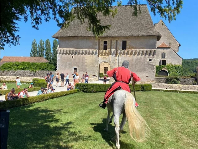 Chatelet Et Chevalier De Dos Visiteurs Copie Chateau