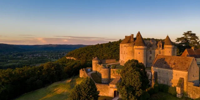 France, Dordogne (24), Périgord Noir, Sainte-Mondane, château de Fénelon, (vue aérienne)//France, Dordogne, Black Perigord, Sainte-Mondane, Castle of Fénelon, (aerial view)