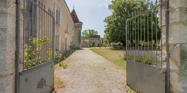 Chateau De La Combe Portail